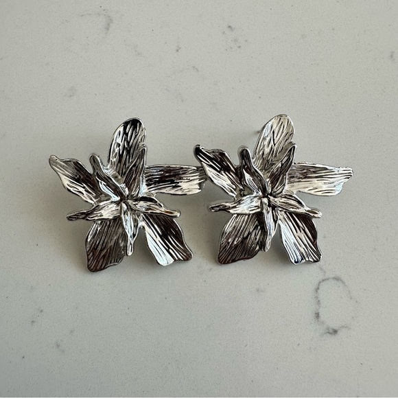 Flower Earrings - NEW - Picture 3 of 3